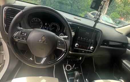 Mitsubishi Outlander III рестайлинг 3, 2021 год, 2 500 000 рублей, 10 фотография