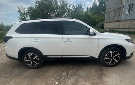Mitsubishi Outlander III рестайлинг 3, 2021 год, 2 500 000 рублей, 2 фотография