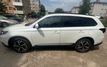 Mitsubishi Outlander III рестайлинг 3, 2021 год, 2 500 000 рублей, 3 фотография