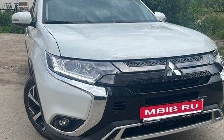 Mitsubishi Outlander III рестайлинг 3, 2021 год, 2 500 000 рублей, 5 фотография