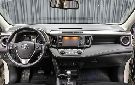 Toyota RAV4, 2017 год, 2 398 000 рублей, 14 фотография