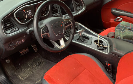 Dodge Challenger III рестайлинг 2, 2017 год, 2 600 000 рублей, 8 фотография