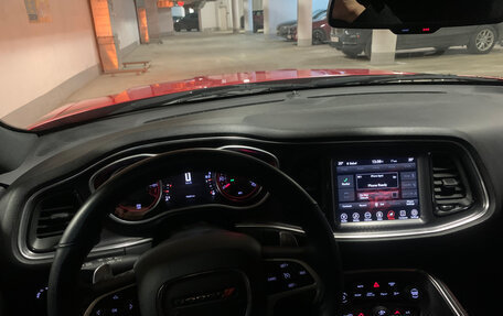 Dodge Challenger III рестайлинг 2, 2017 год, 2 600 000 рублей, 11 фотография