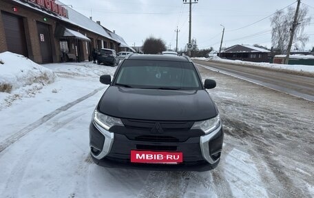Mitsubishi Outlander III рестайлинг 3, 2015 год, 1 600 000 рублей, 2 фотография