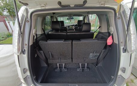 Toyota ISis I, 2013 год, 1 400 000 рублей, 4 фотография