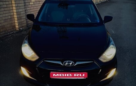 Hyundai Solaris II рестайлинг, 2011 год, 700 000 рублей, 3 фотография