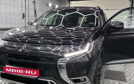 Mitsubishi Outlander III рестайлинг 3, 2021 год, 3 300 000 рублей, 4 фотография