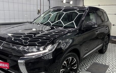 Mitsubishi Outlander III рестайлинг 3, 2021 год, 3 300 000 рублей, 2 фотография