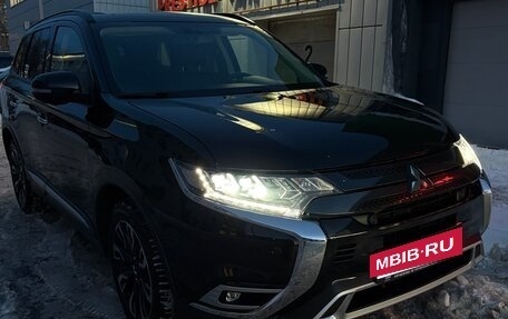 Mitsubishi Outlander III рестайлинг 3, 2021 год, 3 300 000 рублей, 5 фотография