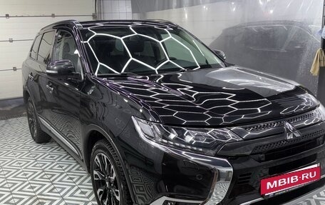 Mitsubishi Outlander III рестайлинг 3, 2021 год, 3 300 000 рублей, 7 фотография