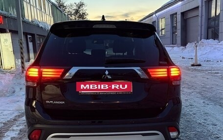 Mitsubishi Outlander III рестайлинг 3, 2021 год, 3 300 000 рублей, 8 фотография
