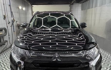 Mitsubishi Outlander III рестайлинг 3, 2021 год, 3 300 000 рублей, 3 фотография