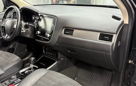 Mitsubishi Outlander III рестайлинг 3, 2021 год, 3 300 000 рублей, 11 фотография