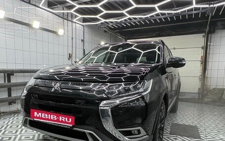 Mitsubishi Outlander III рестайлинг 3, 2021 год, 3 300 000 рублей, 6 фотография