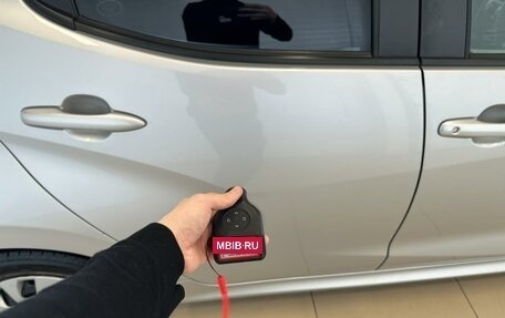 Toyota Yaris, 2020 год, 1 179 000 рублей, 26 фотография