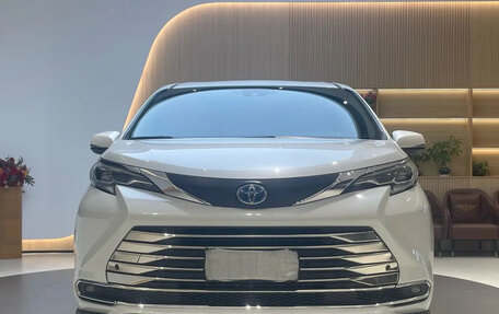 Toyota Sienna, 2023 год, 6 950 000 рублей, 2 фотография