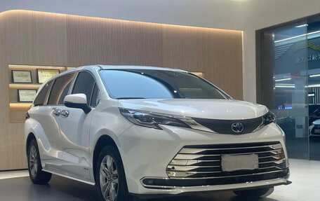 Toyota Sienna, 2023 год, 6 950 000 рублей, 3 фотография