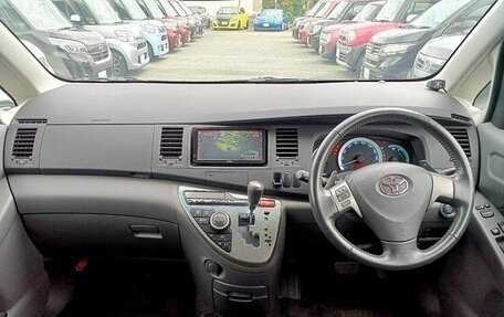 Toyota ISis I, 2010 год, 850 001 рублей, 12 фотография