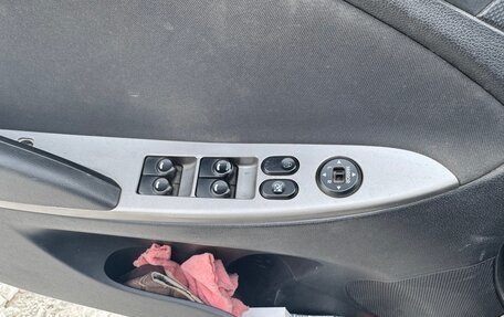 Hyundai Solaris II рестайлинг, 2015 год, 365 000 рублей, 8 фотография