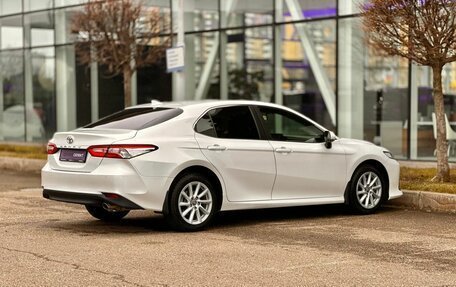 Toyota Camry, 2021 год, 3 250 000 рублей, 2 фотография