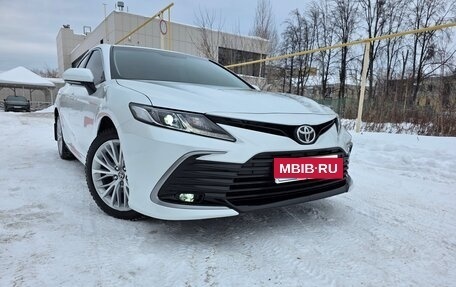 Toyota Camry, 2021 год, 3 200 000 рублей, 2 фотография