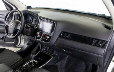 Mitsubishi Outlander III рестайлинг 3, 2022 год, 2 948 000 рублей, 7 фотография