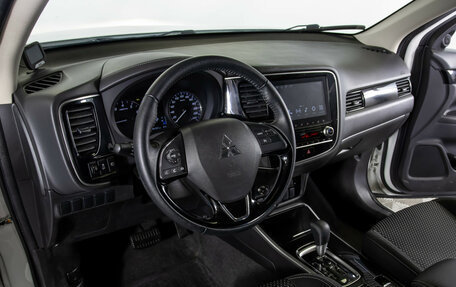 Mitsubishi Outlander III рестайлинг 3, 2022 год, 2 948 000 рублей, 17 фотография
