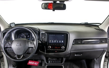 Mitsubishi Outlander III рестайлинг 3, 2022 год, 2 948 000 рублей, 10 фотография