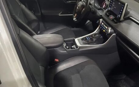 Toyota RAV4, 2021 год, 3 800 000 рублей, 8 фотография