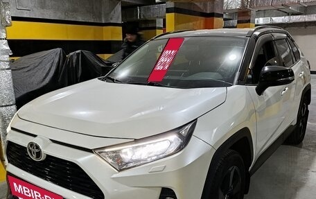 Toyota RAV4, 2021 год, 3 800 000 рублей, 2 фотография