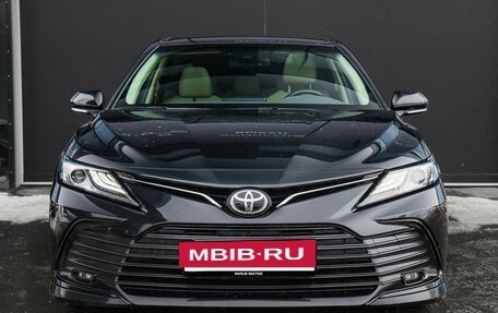 Toyota Camry, 2022 год, 3 770 000 рублей, 2 фотография