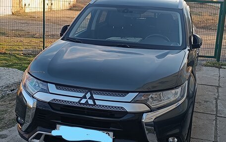 Mitsubishi Outlander III рестайлинг 3, 2018 год, 1 850 000 рублей, 2 фотография