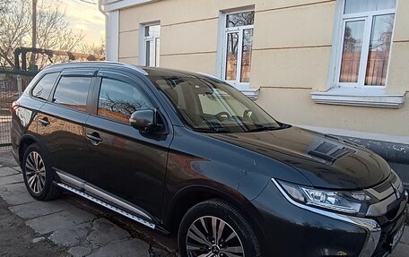 Mitsubishi Outlander III рестайлинг 3, 2018 год, 1 850 000 рублей, 10 фотография