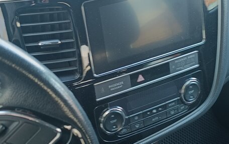 Mitsubishi Outlander III рестайлинг 3, 2018 год, 1 850 000 рублей, 11 фотография