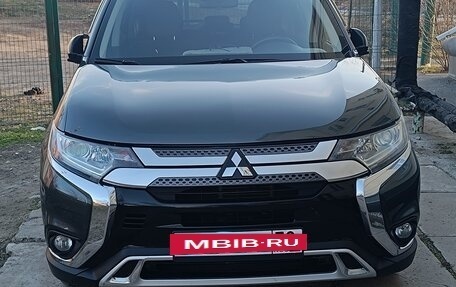 Mitsubishi Outlander III рестайлинг 3, 2018 год, 1 850 000 рублей, 8 фотография