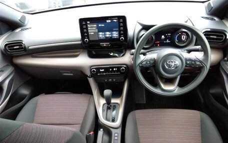 Toyota Yaris, 2021 год, 1 510 000 рублей, 10 фотография