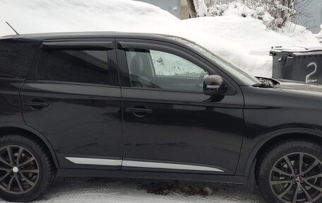 Mitsubishi Outlander III рестайлинг 3, 2016 год, 1 320 000 рублей, 3 фотография