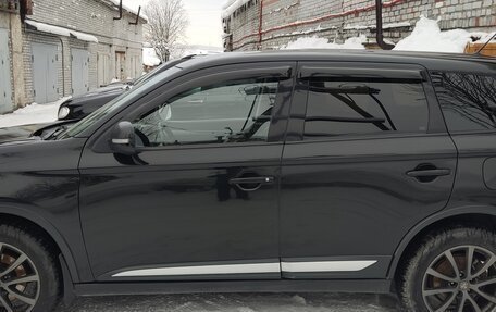 Mitsubishi Outlander III рестайлинг 3, 2016 год, 1 320 000 рублей, 8 фотография
