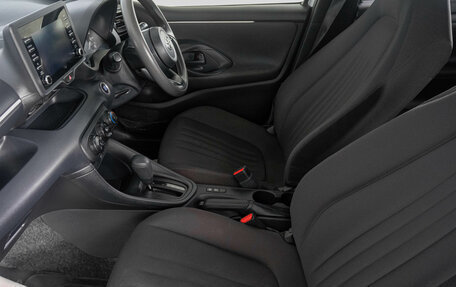 Toyota Yaris, 2021 год, 1 439 000 рублей, 9 фотография