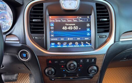 Chrysler 300C II, 2012 год, 1 350 000 рублей, 19 фотография