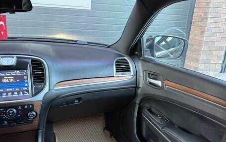 Chrysler 300C II, 2012 год, 1 350 000 рублей, 18 фотография