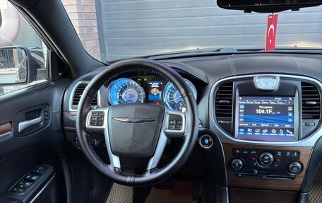 Chrysler 300C II, 2012 год, 1 350 000 рублей, 17 фотография