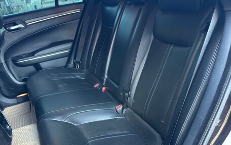 Chrysler 300C II, 2012 год, 1 350 000 рублей, 16 фотография