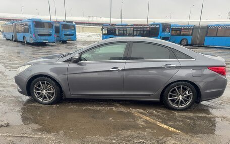 Hyundai Sonata VI, 2011 год, 900 000 рублей, 1 фотография