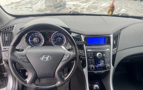 Hyundai Sonata VI, 2011 год, 900 000 рублей, 12 фотография