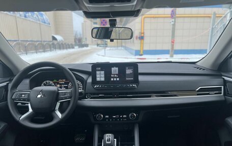 Mitsubishi Outlander, 2023 год, 3 900 000 рублей, 23 фотография