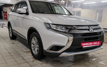 Mitsubishi Outlander III рестайлинг 3, 2015 год, 1 375 000 рублей, 2 фотография
