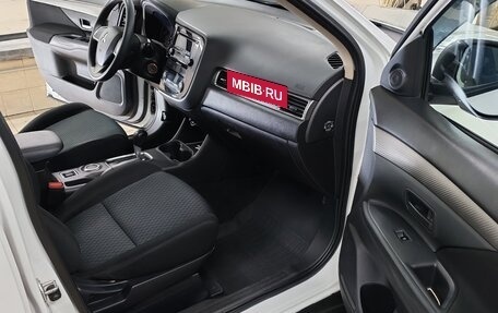 Mitsubishi Outlander III рестайлинг 3, 2015 год, 1 375 000 рублей, 6 фотография