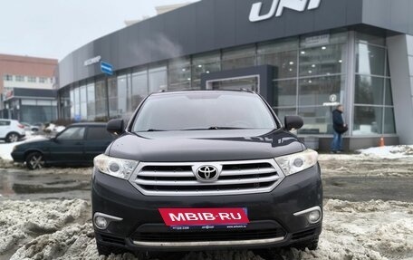 Toyota Highlander III, 2013 год, 1 690 000 рублей, 2 фотография