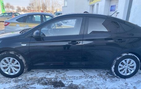 Hyundai Solaris II рестайлинг, 2017 год, 700 000 рублей, 3 фотография